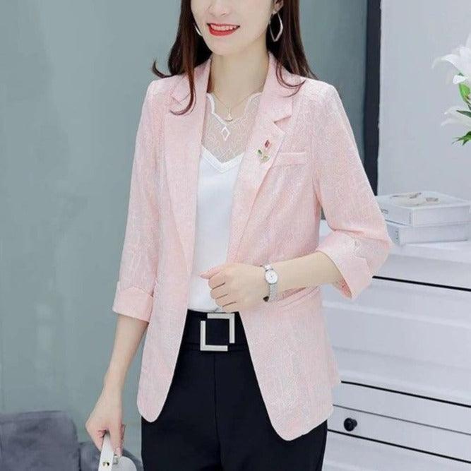 (Super Promoção: Compre 1 e Leve 2)  Blazer Casual Azaleia™️ com Design Floral em Renda e Broche Exclusivo!