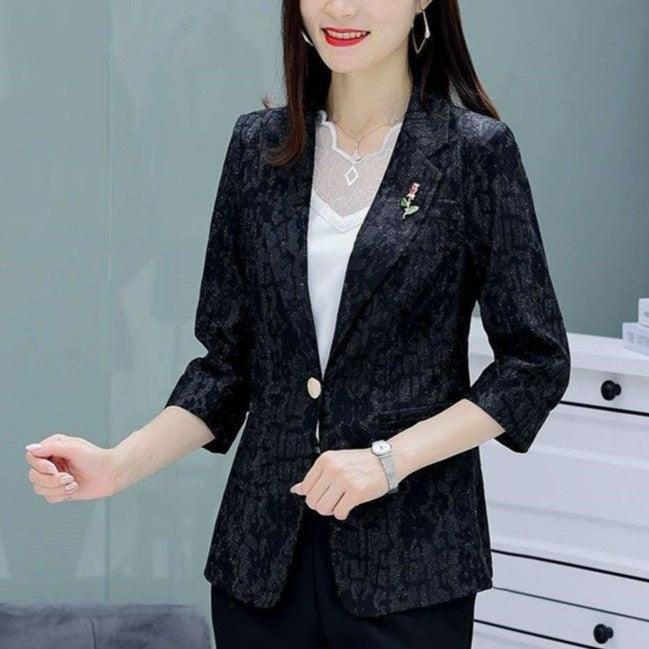(Super Promoção: Compre 1 e Leve 2)  Blazer Casual Azaleia™️ com Design Floral em Renda e Broche Exclusivo!