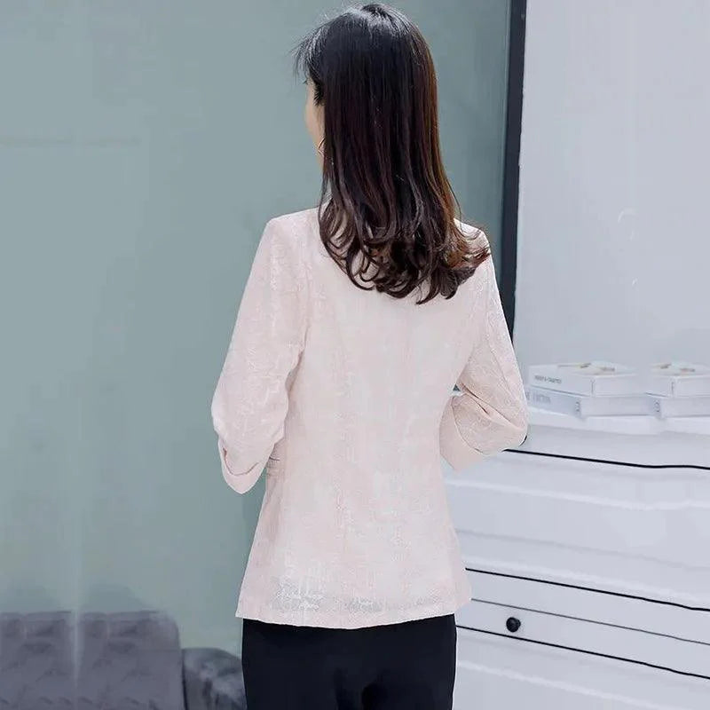 (Super Promoção: Compre 1 e Leve 2)  Blazer Casual Azaleia™️ com Design Floral em Renda e Broche Exclusivo!