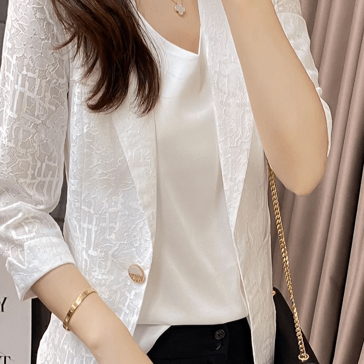 (Super Promoção: Compre 1 e Leve 2)  Blazer Casual Azaleia™️ com Design Floral em Renda e Broche Exclusivo!